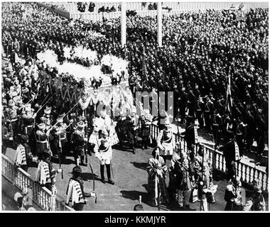 Die Krönung von Zar Nikolaus II. Von Russland ist in diesem historischen Bild dargestellt. Das Ereignis, das 1896 stattfand, markiert einen bedeutenden Moment in der russischen Geschichte und dem Erbe der Monarchie. Stockfoto