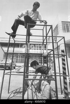 Werbebild aus der Fernsehserie „Courtship of Eddie's Father“ aus dem Jahr 1970 mit den Schauspielern Bill Bixby und Brandon Cruz. Stockfoto