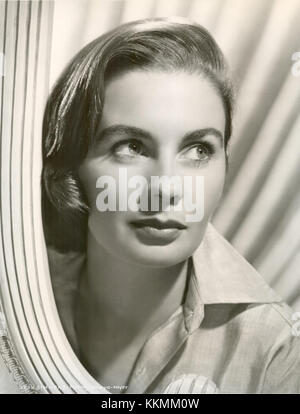 Jean Simmons war eine berühmte britische Schauspielerin, die hier 1954 zu sehen war und für ihre Rollen in Filmen wie „Guys and Dolls“ und „The Big Country“ bekannt war. Ihre Karriere erstreckte sich über Jahrzehnte und sie wurde zu einer gefeierten Persönlichkeit in Hollywood. Stockfoto