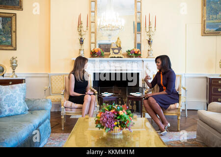 First Lady Michelle Obama trifft sich mit melania Trump für Tee in die gelbe Ovale Raum des Weißen Hauses, sep. 10, 2016. (Offizielle weiße Haus Foto von Chuck Kennedy) Diese offizielle weiße Haus Foto steht zur Verfügung, die nur für die Veröffentlichung von Nachrichten Organisationen und/oder für den persönlichen Gebrauch drucken durch das Subjekt (s) des Fotos gemacht. Das Foto darf nicht in irgendeiner Weise manipuliert werden und dürfen nicht in kommerziellen oder politischen Materialien, Anzeigen, E-Mails, Produkte verwendet werden, Werbeaktionen, die in irgendeiner Weise suggeriert Zustimmung oder Billigung des Präsidenten, des Ersten Familie, oder das Weiße Haus. Stockfoto