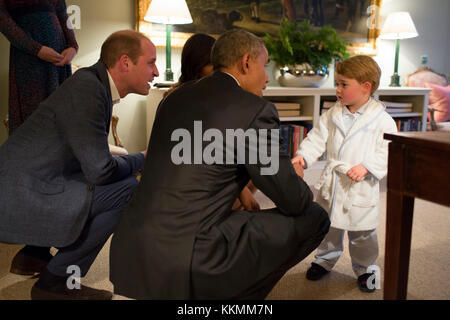 Präsident Barack Obama mit der First Lady Michelle Obama trifft Prince George der Herzog und die Herzogin von Cambridge watch im Kensington Palace in London, 22. April 2016. (Offizielle weiße Haus Foto von Pete Souza) Stockfoto