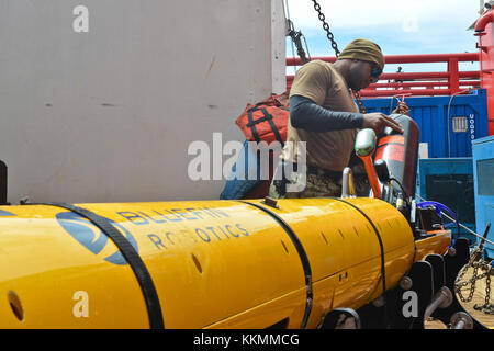 ATLANTISCHER OZEAN (Nov 22, 2017) Feuerschutztechniker 1. Klasse Alvin Miller, dem Unmanned Undersea Vehicle Squadron 1 (UUVRON 1) zugeordnet, führt Wartungsarbeiten an einem Bluefin-12D, einem unbemannten Unterwasserfahrzeug, an Bord des norwegischen Bauunterstützungsschiffs Skandi Patagonia durch. Undersea Rescue Command, die einzige U-Boot-Rettungseinheit der US Navy, und Mitglieder von UUVRON 1 werden mobilisiert, um die Such- und Rettungsbemühungen der argentinischen Regierung für das Diesel-Elektro-U-Boot ARA San Juan der argentinischen Navy zu unterstützen. (USA Navy Foto von Mass Communication Specialist 2nd Class Derek H Stockfoto