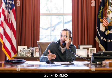 Präsident Barack Obama macht Thanksgiving Tag Anrufe aus dem Oval Office, um die US-Truppen rund um die Welt stationiert, sep. 26., 2015. (Offizielle weiße Haus Foto von Pete Souza) Stockfoto