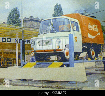 Dieses Bild zeigt wahrscheinlich eine Werbe- oder Marketingkampagne mit Coca-Cola in Posen, Polen, um 1973. Es zeigt den Einfluss von Coca-Cola auf das globale Marketing und zeigt das Branding des Unternehmens in einem öffentlichen oder lokalen Kontext. Stockfoto