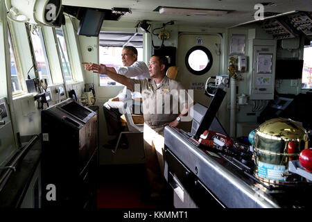 Nov. 17, 2015 "Der Präsident spricht mit Kapitän Vince sibala während einer Tour der Brp Gregorio del Pilar (PF-15) in Manila, Philippinen. Das Schiff war ein ehemaliger US Coast Guard Cutter durch die Philippinen erworben, nachdem er stillgelegt wurde." (amtliche weiße Haus Foto von Pete Souza) diese offiziellen Weißen Haus Foto nur für die Veröffentlichung von Nachrichten Organisationen und/oder für den persönlichen Gebrauch drucken durch das Subjekt (s) des Fotos zur Verfügung gestellt wird. Das Foto darf nicht in irgendeiner Weise manipuliert werden können und nicht in kommerziellen oder politischen Materialien, Anzeigen, E-Mails verwendet werden, Pr Stockfoto