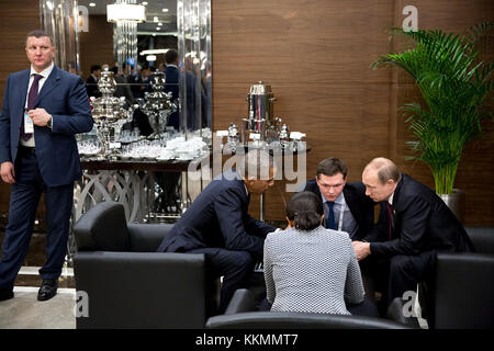 15. November 2015 "mit einem russischen Sicherheitsbeamten auf der linken Seite trifft sich der Präsident mit dem russischen Präsidenten Putin am Rande des G20-Gipfels in Antalya, Türkei. Die nationale Sicherheitsberaterin Susan E. Rice und ein russischer Dolmetscher sitzen neben den beiden Führern." (Offizielles Foto des Weißen Hauses von Pete Souza) dieses offizielle Foto des Weißen Hauses wird nur für die Veröffentlichung durch Nachrichtenorganisationen und/oder für den persönlichen Gebrauch durch den/die Gegenstand(e) des Fotos zur Verfügung gestellt. Das Foto darf in keiner Weise manipuliert und nicht in kommerziellen oder politischen Materialien, Werbung usw. verwendet werden Stockfoto