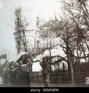 Anastasia, Maria und Tatiana Nikolajewna, die Töchter des Zaren Nikolaus II. Von Russland, sind auf einem Foto während einer Zweigpflückerei dargestellt. Das Foto spiegelt Momente ihres täglichen Lebens in der königlichen Familie wider. Stockfoto