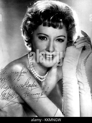 Film still der Schauspielerin Barbara Stanwyck, die ihre Performance und ihren Stil festnimmt. Stanwyck war eine bekannte Schauspielerin des klassischen Hollywood-Kinos, bekannt für ihre Rollen in Film Noir und Dramen. Stockfoto