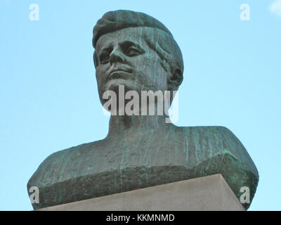 Eine Skulptur von Chaim Lipchitz in Newark, New Jersey, repräsentiert den abstrakten künstlerischen Stil des berühmten Bildhauers. Das Werk verkörpert Lipchitz’ Fokus auf Form, Struktur und geometrische Abstraktion. Stockfoto