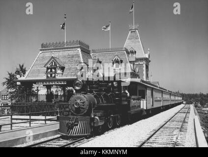 Die Disneyland Lokomotive 2 am Main Street Station, fotografiert 1960, war eine wichtige Attraktion in Disneyland und zeigte die alten Transportmethoden des Parks. Die Dampfmaschine symbolisiert die Anfänge der Entwicklung des Parks. Stockfoto