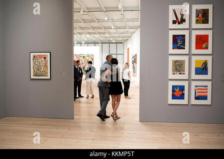 Juli 17, 2015', während das Whitney Museum in New York City besuchen, der Präsident seine Tochter Malia umarmte, wie sie in der Kunst gesucht." (amtliche weiße Haus Foto von Pete Souza) diese offiziellen Weißen Haus Foto wird nur für die Veröffentlichung von Nachrichten Organisationen und/oder für den persönlichen Gebrauch drucken durch das Subjekt (s) des Fotos zur Verfügung gestellt. Das Foto darf nicht in irgendeiner Weise manipuliert werden und dürfen nicht in kommerziellen oder politischen Materialien, Anzeigen, E-Mails, Produkte verwendet werden, Werbeaktionen, die in irgendeiner Weise suggeriert Zustimmung oder Billigung des Präsidenten, des Ersten Familie, oder der Stockfoto