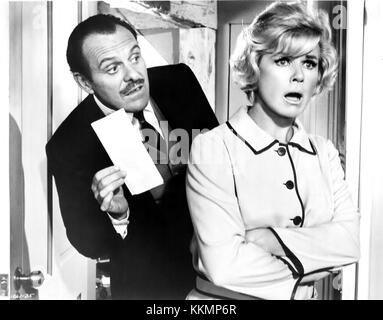 Terry-Thomas & Doris Tag in wo warst du, wenn die Die Lichter Gingen Aus Stockfoto