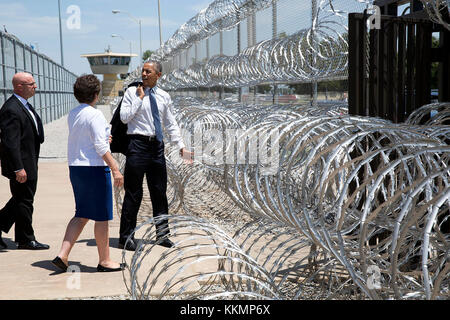 Juli 16, 2015 'im Juli der Präsident der ersten Sitzung wurde Präsident einem Bundesgefängnis zu besuchen. Hier der Präsident fährt el reno Föderativstrafanstalt in Oklahoma mit Valerie Jarrett und Secret Service Agent rob Buster." (amtliche weiße Haus Foto von Pete Souza) diese offiziellen Weißen Haus Foto wird nur für die Veröffentlichung von Nachrichten Organisationen und/oder für den persönlichen Gebrauch drucken durch das Subjekt (s) des Fotos zur Verfügung gestellt. Das Foto darf nicht in irgendeiner Weise manipuliert werden und dürfen nicht in kommerziellen oder politischen Materialien, Anzeigen, E-Mails, Produkte verwendet werden, Prom Stockfoto