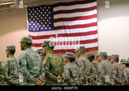 Us-Soldaten mit der 28 Expeditionary Combat Aviation Brigade stand, die sich in der Ausbildung bei einem Wechsel der Verantwortung Zeremonie am 28. ECAB Armory, 19. November 2017. Stockfoto