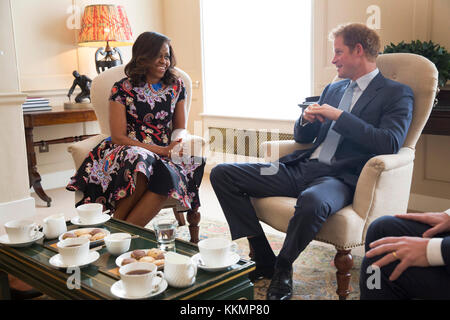 First Lady Michelle Obama trifft sich mit Prinz Harry für Kaffee zu besprechen die "Mädchen lernen" Initiative und Unterstützung für Veteranen, bei Kensington Palast in London, England, 16. Juni 2015. (Offizielle weiße Haus Foto von Amanda lucidon) diese offiziellen Weißen Haus Foto steht zur Verfügung, die nur für die Veröffentlichung von Nachrichten Organisationen und/oder für den persönlichen Gebrauch drucken durch das Subjekt (s) des Fotos gemacht. Das Foto darf nicht in irgendeiner Weise manipuliert werden und dürfen nicht in kommerziellen oder politischen Materialien, Anzeigen, E-Mails, Produkte verwendet werden, Werbeaktionen, die in irgendeiner Weise schlägt vor Genehmigung oder Endo Stockfoto