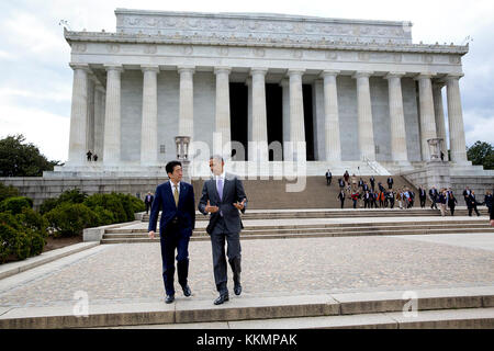 Präsident Barack Obama und Premierminister Shinzo Abe von Japan das Lincoln Memorial in Washington, D.C., 27. April 2015. (Offizielle weiße Haus Foto von Pete Souza) diese offiziellen Weißen Haus Foto steht zur Verfügung, die nur für die Veröffentlichung von Nachrichten Organisationen und/oder für den persönlichen Gebrauch drucken durch das Subjekt (s) des Fotos gemacht. Das Foto darf nicht in irgendeiner Weise manipuliert werden und dürfen nicht in kommerziellen oder politischen Materialien, Anzeigen, E-Mails, Produkte verwendet werden, Werbeaktionen, die in irgendeiner Weise suggeriert Zustimmung oder Billigung des Präsidenten, des Ersten Familie, oder das Weiße Haus Stockfoto