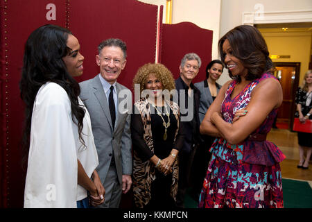 First Lady Michelle Obama spricht mit, von links, Michelle Williams, Lyle Lovett, darlene Love, Rodney Crowell und rhiannon Giddens in der alten Familie Esszimmer vor "Die Geschichte des Evangeliums "Pbs student Workshop im Weißen Haus, 14. April 2015. (Offizielle weiße Haus Foto von Chuck Kennedy) Diese offizielle weiße Haus Foto steht zur Verfügung, die nur für die Veröffentlichung von Nachrichten Organisationen und/oder für den persönlichen Gebrauch drucken durch das Subjekt (s) des Fotos gemacht. Das Foto darf nicht in irgendeiner Weise manipuliert werden und dürfen nicht in kommerziellen oder politischen Materialien, Anzeigen, E-Mails verwendet werden, Stockfoto