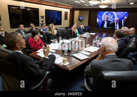 Präsident Barack Obama und Vizepräsident Joe Biden, mit der nationalen Sicherheit Team, Teilnahme an einem sicheren Video teleconference von der Lage Zimmer des weißen Hauses mit Staatssekretär John Kerry, Energieminister ernest Moniz und dem US-Team in Lausanne, Schweiz, die Verhandlungen mit dem Iran, 31. März 2015. (Offizielle weiße Haus Foto von Pete Souza) diese offiziellen Weißen Haus Foto steht zur Verfügung, die nur für die Veröffentlichung von Nachrichten Organisationen und/oder für den persönlichen Gebrauch drucken durch das Subjekt (s) des Fotos gemacht. Das Foto darf nicht in irgendeiner Weise manipuliert werden und keine kann Stockfoto