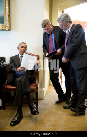 Präsident Barack Obama verleiht mit Pcast-Co - Stühle Eric Lander und dr. John holdren, Direktor des Büros der Wissenschafts- und Technologiepolitik, rechts, für ein Treffen mit dem Präsidenten des Rates der Berater für Wissenschaft und Technologie in der Vorbereitung, in der äußeren Oval Office, 27. März 2015. (Offizielle weiße Haus Foto von Pete Souza) diese offiziellen Weißen Haus Foto steht zur Verfügung, die nur für die Veröffentlichung von Nachrichten Organisationen und/oder für den persönlichen Gebrauch drucken durch das Subjekt (s) des Fotos gemacht. Das Foto darf nicht in irgendeiner Weise manipuliert werden und dürfen nicht in kommerziellen oder politischen Mate verwendet werden. Stockfoto