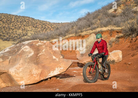 Ein älterer Mann, ein fettes Bike am Berg Desert Trail in Red Mountain in Colorado, Ende Herbst Landschaft Stockfoto