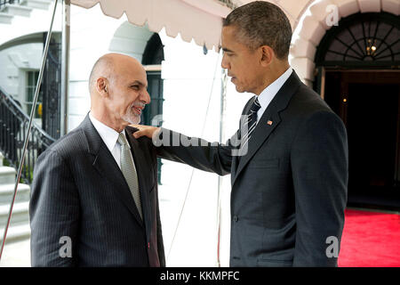 Präsident Barack Obama nimmt Abschied von Präsident Ashraf Ghani Afghanistans an der südlichen Vorhalle des White House, 24. März 2015. (Offizielle weiße Haus Foto von Pete Souza) diese offiziellen Weißen Haus Foto steht zur Verfügung, die nur für die Veröffentlichung von Nachrichten Organisationen und/oder für den persönlichen Gebrauch drucken durch das Subjekt (s) des Fotos gemacht. Das Foto darf nicht in irgendeiner Weise manipuliert werden und dürfen nicht in kommerziellen oder politischen Materialien, Anzeigen, E-Mails, Produkte verwendet werden, Werbeaktionen, die in irgendeiner Weise suggeriert Zustimmung oder Billigung des Präsidenten, des Ersten Familie, oder die whi Stockfoto