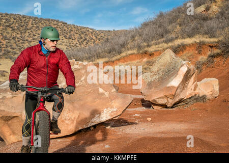 Ein älterer Mann, ein fettes Bike am Berg Desert Trail in Red Mountain in Colorado, Ende Herbst Landschaft Stockfoto