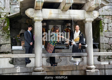 First Lady Michelle Obama nimmt an das Ritual des Trinkens von Der otowa Wasserfall an der Kiyomizu-dera buddhistischen Tempel in Kyoto, Japan, 20. März 2015. Die erste Dame durch Eigen onishi, Senior Mönch, amb begleitet wird. Caroline Kennedy, US-Botschafter in Japan und ihr Sohn Jack Schlossberg. (Offizielle weiße Haus Foto von Amanda lucidon) diese offiziellen Weißen Haus Foto steht zur Verfügung, die nur für die Veröffentlichung von Nachrichten Organisationen und/oder für den persönlichen Gebrauch drucken durch das Subjekt (s) des Fotos gemacht. Das Foto darf nicht in irgendeiner Weise manipuliert werden und dürfen nicht in commer verwendet werden. Stockfoto