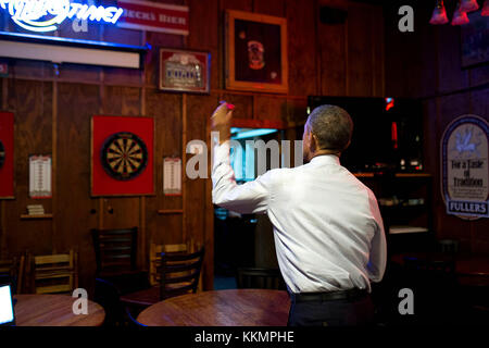 Präsident Barack Obama wirft Dart an der Manuel Taverne in Atlanta, Ga., 10. März 2015. (Offizielle weiße Haus Foto von Pete Souza) diese offiziellen Weißen Haus Foto steht zur Verfügung, die nur für die Veröffentlichung von Nachrichten Organisationen und/oder für den persönlichen Gebrauch drucken durch das Subjekt (s) des Fotos gemacht. Das Foto darf nicht in irgendeiner Weise manipuliert werden und dürfen nicht in kommerziellen oder politischen Materialien, Anzeigen, E-Mails, Produkte verwendet werden, Werbeaktionen, die in irgendeiner Weise suggeriert Zustimmung oder Billigung des Präsidenten, des Ersten Familie, oder das Weiße Haus. Stockfoto