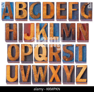 Komplette englische Alphabet set-Collage von 26 isolierte vintage Holz Buchdruck Bausteine, zerkratzt und von Blau, Rot und Schwarz gebeizt, dig Stockfoto