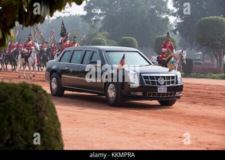 Us-Präsident Barack Obama kommt motorcade für eine zeremonielle Willkommen bei Rashtrapati Bhawan in Neu Delhi, Indien, Jan. 25., 2015. (Offizielle weiße Haus Foto von Pete Souza) diese offiziellen Weißen Haus Foto steht zur Verfügung, die nur für die Veröffentlichung von Nachrichten Organisationen und/oder für den persönlichen Gebrauch drucken durch das Subjekt (s) des Fotos gemacht. Das Foto darf nicht in irgendeiner Weise manipuliert werden und dürfen nicht in kommerziellen oder politischen Materialien, Anzeigen, E-Mails, Produkte verwendet werden, Werbeaktionen, die in irgendeiner Weise suggeriert Zustimmung oder Billigung des Präsidenten, des Ersten Familie, oder das Weiße Haus Stockfoto