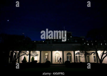 Präsident Barack Obama Spaziergänge entlang der Kolonnade in das Oval Office, jan. 22., 2015. (Offizielle weiße Haus Foto von Chuck Kennedy) Diese offizielle weiße Haus Foto steht zur Verfügung, die nur für die Veröffentlichung von Nachrichten Organisationen und/oder für den persönlichen Gebrauch drucken durch das Subjekt (s) des Fotos gemacht. Das Foto darf nicht in irgendeiner Weise manipuliert werden und dürfen nicht in kommerziellen oder politischen Materialien, Anzeigen, E-Mails, Produkte verwendet werden, Werbeaktionen, die in irgendeiner Weise suggeriert Zustimmung oder Billigung des Präsidenten, des Ersten Familie, oder das Weiße Haus. Stockfoto