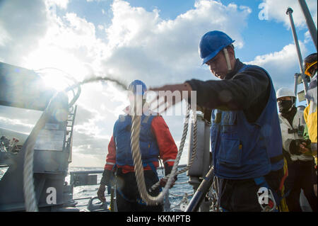 AMAKUSA-NADA SEA (NOV 23, 2017) Mineman 3rd Class Caleb Pino, Colorado Springs, Co., entfernt die Leitung eines magnetischen Minenanschlusskabels während einer geplanten Wartungszeit vor einem Board of Inspection and Survey (INSURV). Chief, Teil der Mine Countermeasures Squadron 7 und Amphibious Force 7th Fleet, trainiert, um seine Fähigkeiten beim Auffinden, Klassifizieren und Zerstören von vertäuten und untersten Minen zu verbessern. (USA Navy Foto von Mass Communication Specialist 2nd Class Jordan Crouch/veröffentlicht) Stockfoto