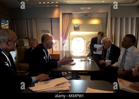 Präsident Barack Obama hört Sen. Lamar Alexander, R-Tenn. beim Treffen mit einer Delegation des Kongresses an Bord der Air Force One auf dem Weg nach Knoxville, Tenn., jan. 9, 2015. Auch teilnehmen, nach rechts, Ted mitchell Links, Staatssekretär für Bildung; Sen. Bob entscheidendes Argument, R-Tenn; James kvaal, stellvertretender Direktor der Innenpolitik Rat und Rep. john "Jimmy" Duncan, R-Tenn. (Offizielle weiße Haus Foto von Pete Souza) diese offiziellen Weißen Haus Foto steht zur Verfügung, die nur für die Veröffentlichung von Nachrichten Organisationen und/oder für den persönlichen Gebrauch drucken durch das Subjekt (s) des Fotos gemacht. Die photog Stockfoto