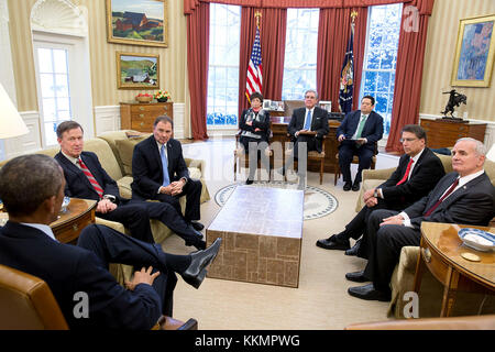 Us-Präsident Barack Obama trifft sich mit der National Governors Association executive committee im Oval Office, jan. 6, 2015. sitzt im Uhrzeigersinn von der Präsident sind reg. John hickenlooper, d-Colo., nga Stuhl; reg. Gary Herbert, R-Utah, Nga stellvertretender Vorsitzender; senior Advisor Valerie Jarrett; Jerry Abramson, Direktor des zwischenstaatlichen Angelegenheiten; Adrian Saenz, stellvertretender Direktor der zwischenstaatlichen Angelegenheiten; reg. Pat mccrory, r-Öffner und reg. mark Dayton, d-Minn. (Offizielle weiße Haus Foto von Pete Souza) diese offiziellen Weißen Haus Foto steht zur Verfügung, die nur für die Veröffentlichung von Nachrichten Organisationen gemacht Stockfoto