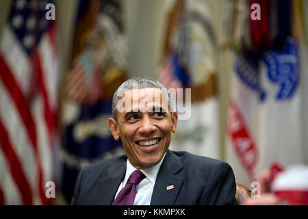 Präsident Barack Obama lacht während einer Sitzung im Roosevelt Raum des Weißen Hauses, sep. 17., 2014. (Offizielle weiße Haus Foto von Pete Souza) diese offiziellen Weißen Haus Foto steht zur Verfügung, die nur für die Veröffentlichung von Nachrichten Organisationen und/oder für den persönlichen Gebrauch drucken durch das Subjekt (s) des Fotos gemacht. Das Foto darf nicht in irgendeiner Weise manipuliert werden und dürfen nicht in kommerziellen oder politischen Materialien, Anzeigen, E-Mails, Produkte verwendet werden, Werbeaktionen, die in irgendeiner Weise suggeriert Zustimmung oder Billigung des Präsidenten, des Ersten Familie, oder das Weiße Haus. Stockfoto