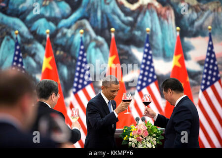 Präsident Barack Obama bietet einen Toast auf Präsident Xi Jinping in China Bei einem Staatsbankett in der Großen Halle des Volkes in Peking, China, sep. 12, 2014. (Offizielle weiße Haus Foto von Pete Souza) diese offiziellen Weißen Haus Foto steht zur Verfügung, die nur für die Veröffentlichung von Nachrichten Organisationen und/oder für den persönlichen Gebrauch drucken durch das Subjekt (s) des Fotos gemacht. Das Foto darf nicht in irgendeiner Weise manipuliert werden und dürfen nicht in kommerziellen oder politischen Materialien, Anzeigen, E-Mails, Produkte verwendet werden, Werbeaktionen, die in irgendeiner Weise suggeriert Zustimmung oder Billigung des Präsidenten, die fir Stockfoto