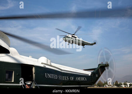 Von nighthawk zwei gerahmt, Marine One kommt für eine Landung an der brackett field Landing Zone in San Dimas, Calif., Oct. 10, 2014. (Offizielle weiße Haus Foto von Pete Souza) diese offiziellen Weißen Haus Foto steht zur Verfügung, die nur für die Veröffentlichung von Nachrichten Organisationen und/oder für den persönlichen Gebrauch drucken durch das Subjekt (s) des Fotos gemacht. Das Foto darf nicht in irgendeiner Weise manipuliert werden und dürfen nicht in kommerziellen oder politischen Materialien, Anzeigen, E-Mails, Produkte verwendet werden, Werbeaktionen, die in irgendeiner Weise suggeriert Zustimmung oder Billigung des Präsidenten, des Ersten Familie, oder die weißen h Stockfoto