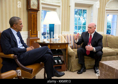 Us-Präsident Barack Obama trifft sich mit Joe Clancy, geschäftsführender Direktor des United States Secret Service, im Oval Office, Oct. 7, 2014. Stockfoto