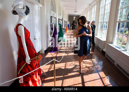 First Lady Michelle Obama views eine Anzeige der ihre Kleider im Osten Kolonnade des Weißen Hauses während der Mode Bildung Workshop, Oct. 8, 2014. Stockfoto