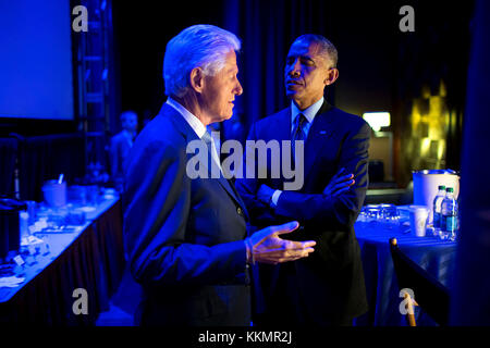 Präsident Barack Obama spricht mit den ehemaligen Präsidenten Bill Clinton backstage, bevor die Erläuterungen während der Clinton Global Initiative in New York, n.y., Sept.. 23., 2014. Stockfoto