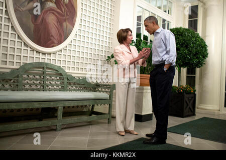 Präsident Barack Obama spricht mit hausminoritätführer Nancy Pelosi, d-Calif. In den westlichen Garten Zimmer nach dem Kongreß Picknick auf dem Südrasen des Weißen Hauses, sept. 17., 2014. Stockfoto