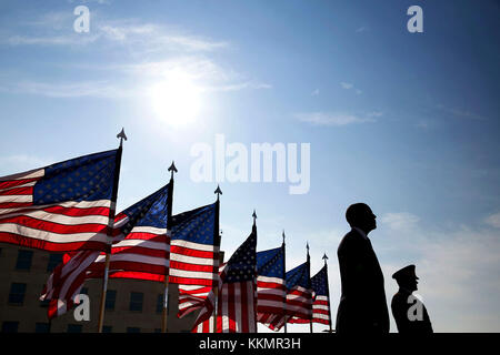 Präsident Barack Obama und gen. Martin Dempsey, Vorsitzende des Generalstabs der 11. September 2001 Beachtung Zeremonie am Pentagon Memorial in Arlington, Va., Aug. 11, 2014. Stockfoto
