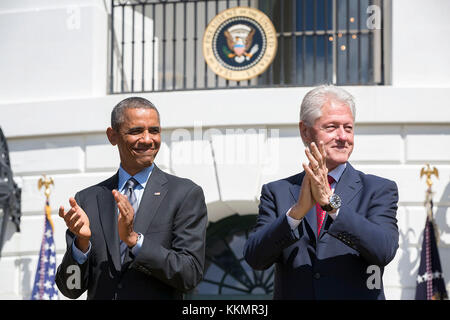 Präsident Barack Obama und der ehemalige Präsident Bill Clinton applaudieren während des 20-jährigen Bestehens der americorps National Service Programm auf dem Südrasen des Weißen Hauses, sept. 12, 2014. Stockfoto