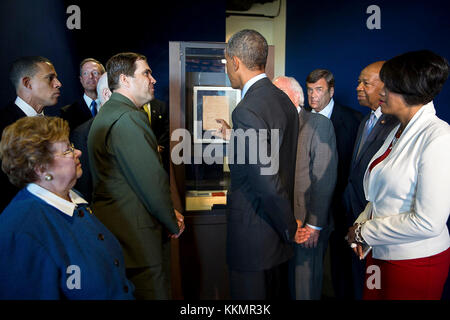 Präsident Barack Obama views das ursprüngliche Manuskript "Der star-spangled banner" während seiner Tour zum Fort mchenry Besucher- und Ausbildungszentrum in Baltimore, Md., Sept.. 12, 2014. Mit dem Präsidenten sind Vince vaise, Nationalparks service Ranger und Leiter der Interpretation am Fort mchenry, und Maryland gewählte Beamte. Stockfoto