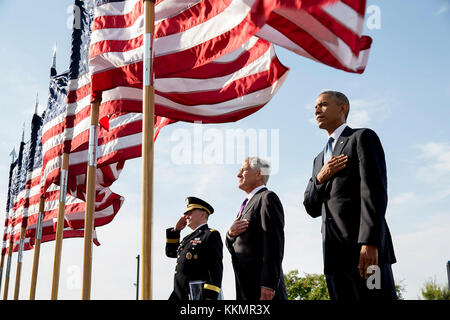 Präsident Barack Obama Verteidigungsminister Chuck Hagel und gen. Martin Dempsey, Vorsitzender des Generalstabs, der Nationalhymne während des 11. September Einhaltung Zeremonie hören im Pentagon Memorial in Arlington, Va., Aug. 11, 2014. Stockfoto