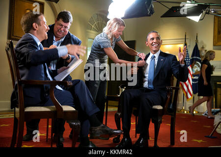 Präsident Barack Obama nimmt in einem Interview mit Chuck Todd, neuen Host von NBC's "Meet the Press" im Schaltschrank des Weißen Hauses, Samstag, September. 6, 2014. Stockfoto
