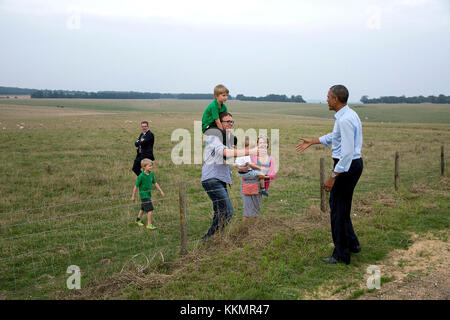 Präsident Barack Obama grüßt eine Familie nach seinem Besuch in Wiltshire, England zu Stonehenge, sept. 5, 2014. Stockfoto