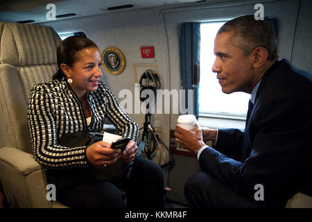 Us-Präsident Barack Obama Gespräche mit nationalen Sicherheitsberater Susan e. Reis an Bord marine One en Route in Wiltshire zu Stonehenge, England nach dem NATO-Gipfel in Wales, sept. 5, 2014. Stockfoto