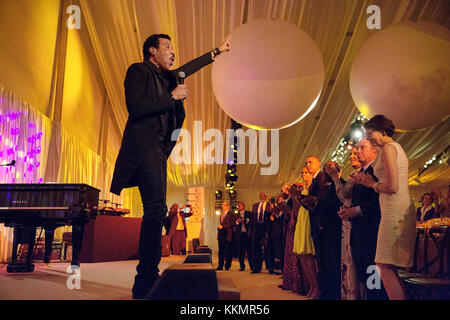 Lionel Richie führt während der in den USA - Afrika Leaders Summit Abendessen von US-Präsident Barack Obama und der First Lady Michelle Obama auf dem Rasen des Weißen Hauses gehostet, Aug. 5, 2014. Stockfoto