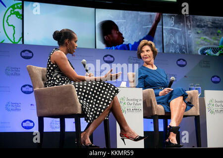 First Lady Michelle Obama und ehemalige First Lady Laura Bush in einem Symposium teilnehmen auf Zuführung für Frauen und Mädchen in Afrika, mit US-Afrika Leaders Summit Ehegatten am John F. Kennedy Center für darstellende Künste in Washington, D.C., Aug. 6, 2014. Stockfoto